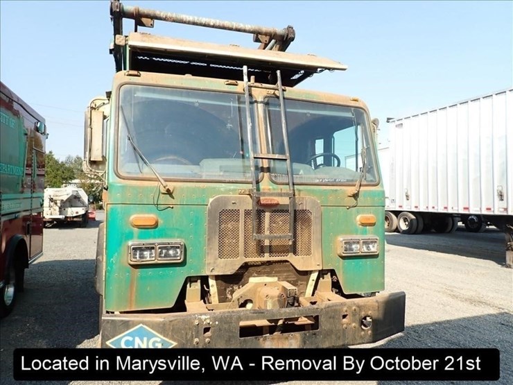 2015-peterbilt-320-image-22