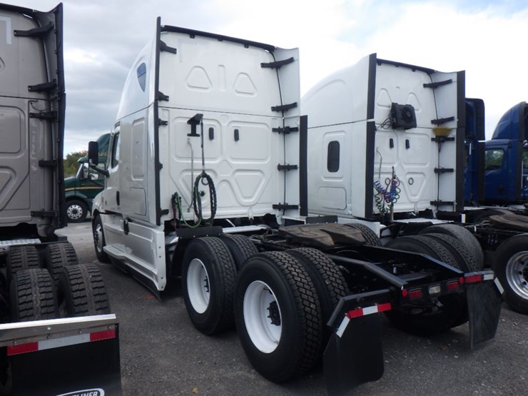 2023-freightliner-cascadia-126-image-13