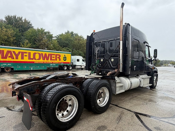 #1659-•-2012-freightliner-cascadia-sleeper-cab-truck-tractor-image-5