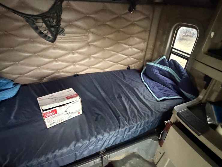 #1669-•-2009-freightliner-cascadia-sleeper-cab-truck-tractor-image-39