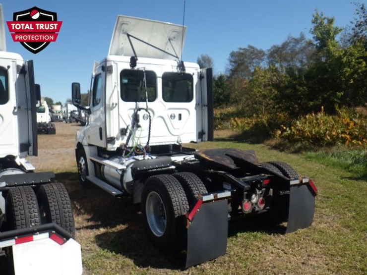 2022-freightliner-cascadia-126-image-13