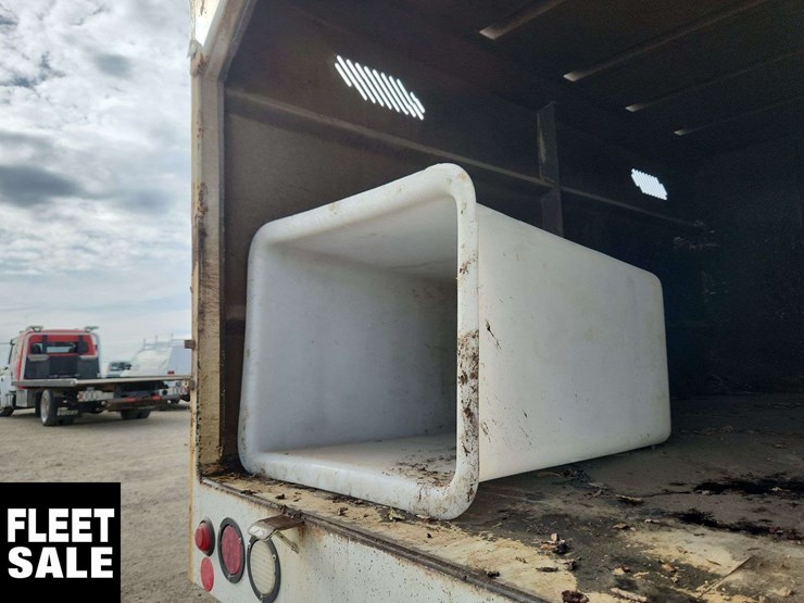 2016-freightliner-m2-106-image-31