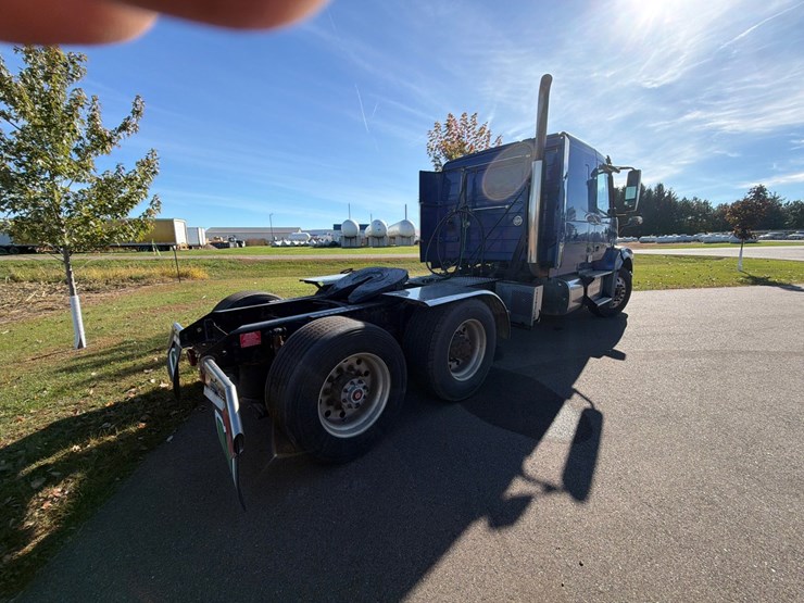 #1849-•-2015-volvo-vnl62-sleeper-cab-truck-tractor-image-5