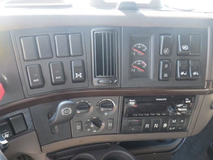 2017-volvo-vnl780-image-22
