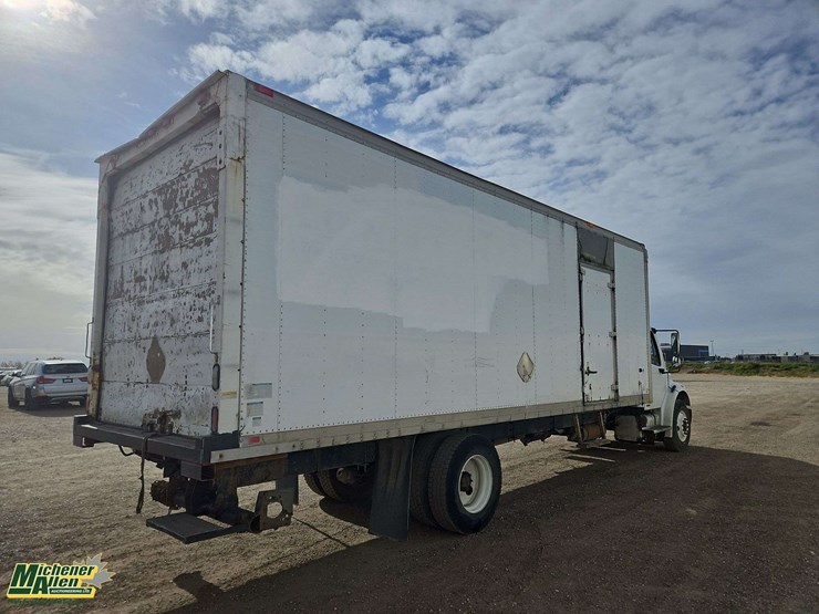 2005-freightliner-m2-106-image-4