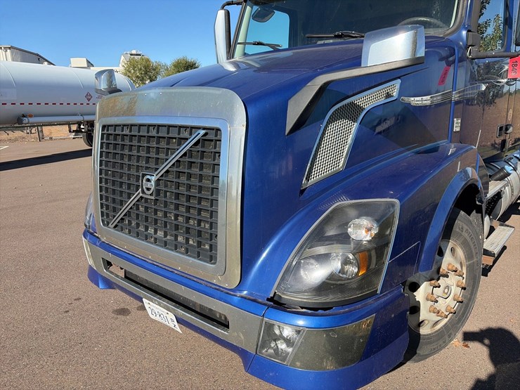 #1849-•-2015-volvo-vnl62-sleeper-cab-truck-tractor-image-10