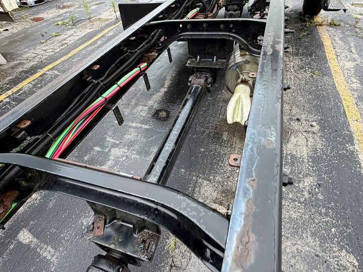#1667-•-2016-freightliner-m2-cab-and-chassis-image-29