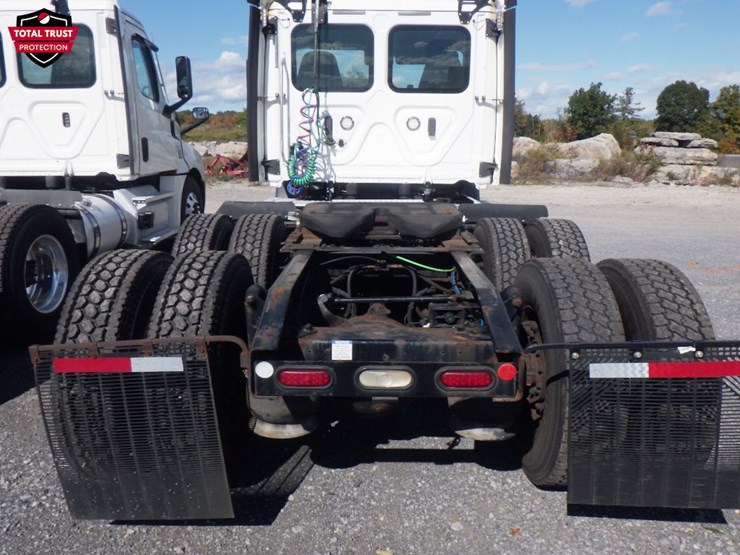 2021-freightliner-cascadia-126-image-9