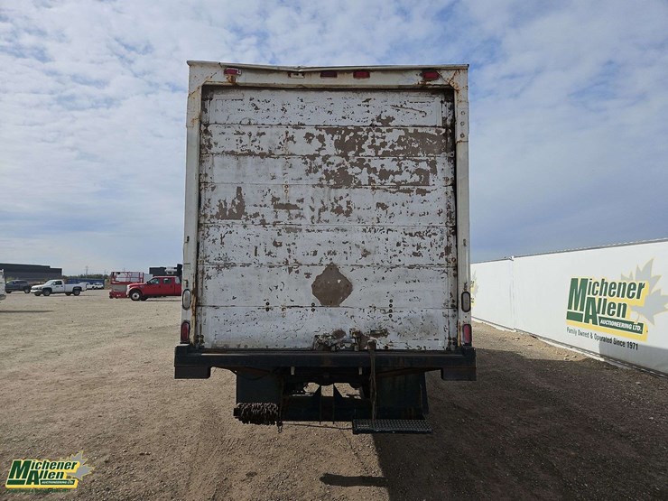 2005-freightliner-m2-106-image-13