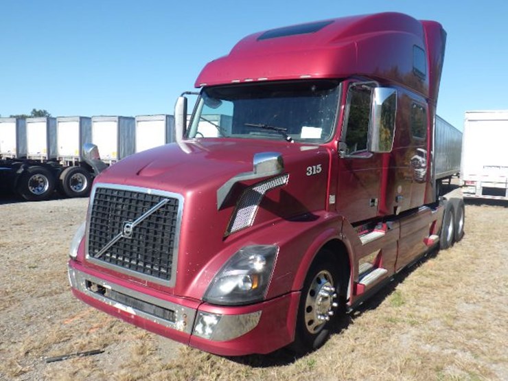 2017-volvo-vnl780-image-1