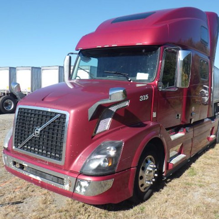 2017 VOLVO VNL780