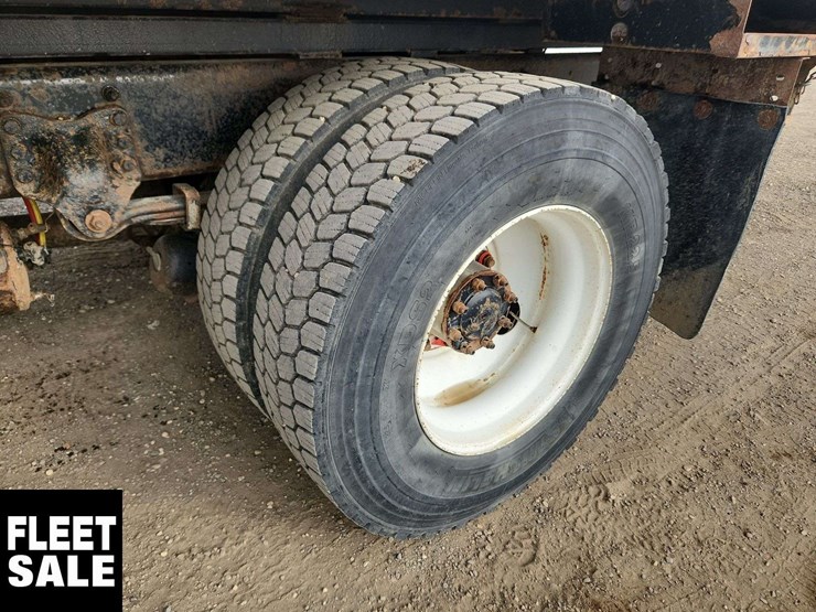 2016-freightliner-m2-106-image-10