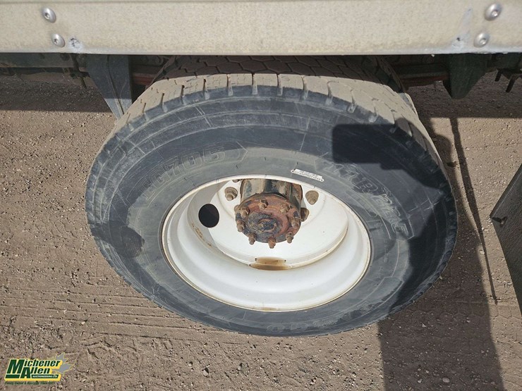 2005-freightliner-m2-106-image-12