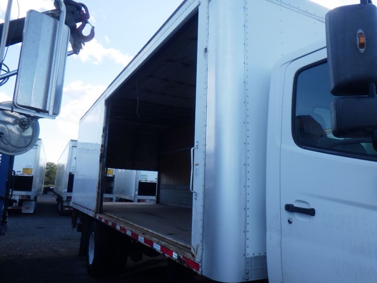 2018-hino-268-image-4