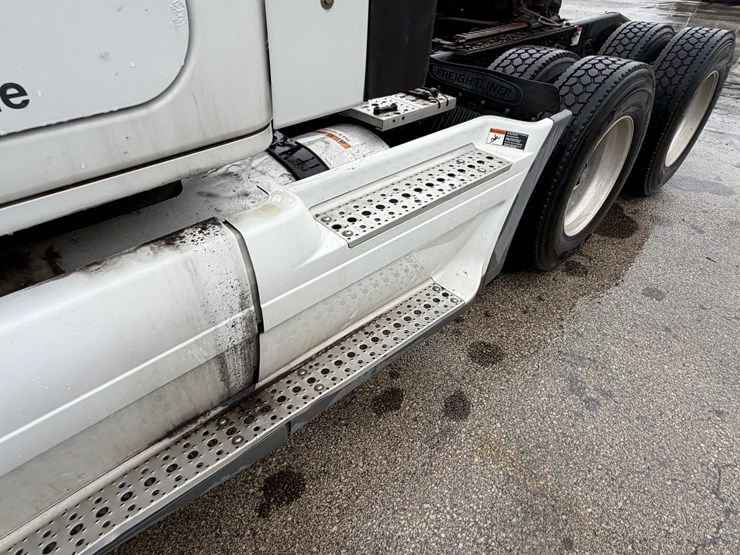 #1669-•-2009-freightliner-cascadia-sleeper-cab-truck-tractor-image-15