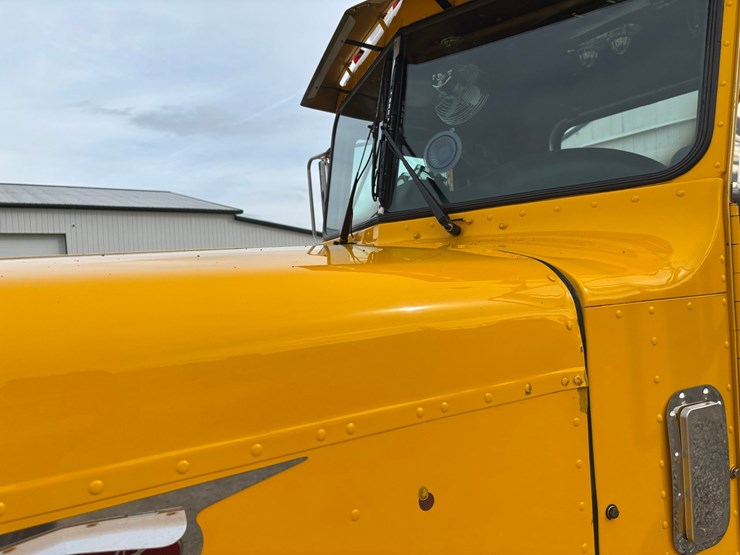 1982-peterbilt-359-image-18