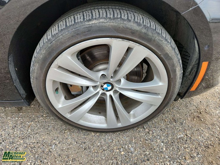 2013-bmw-5-series-550i-gt-xdrive-4dr-sedan-image-12