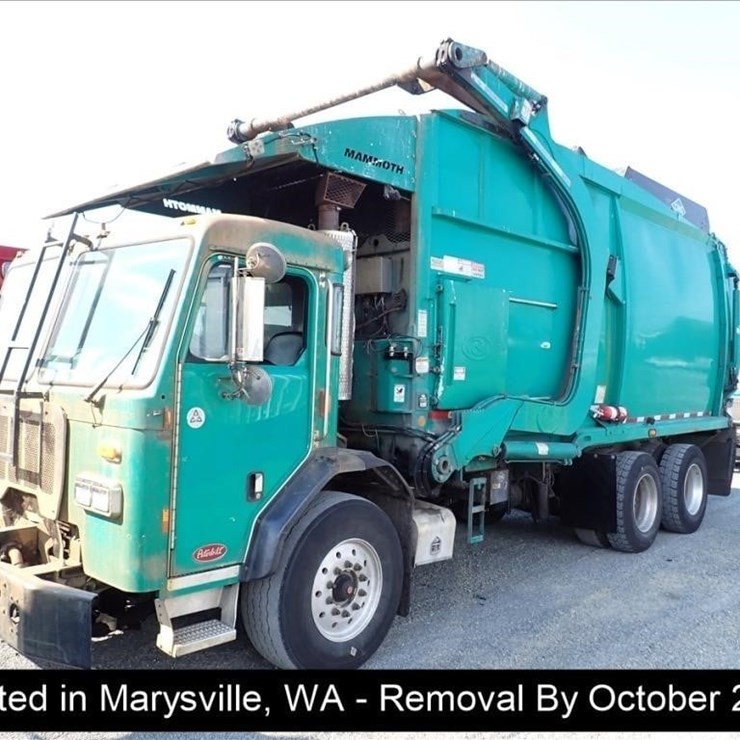 2015 PETERBILT 320