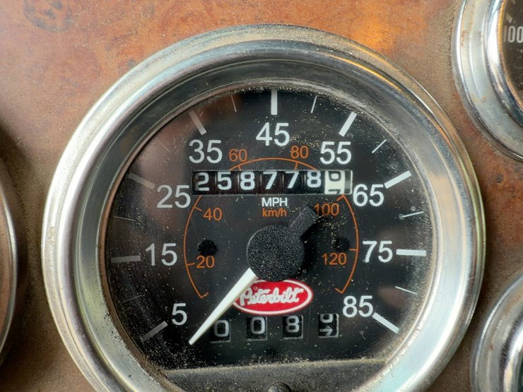 2004-peterbilt-357-image-37