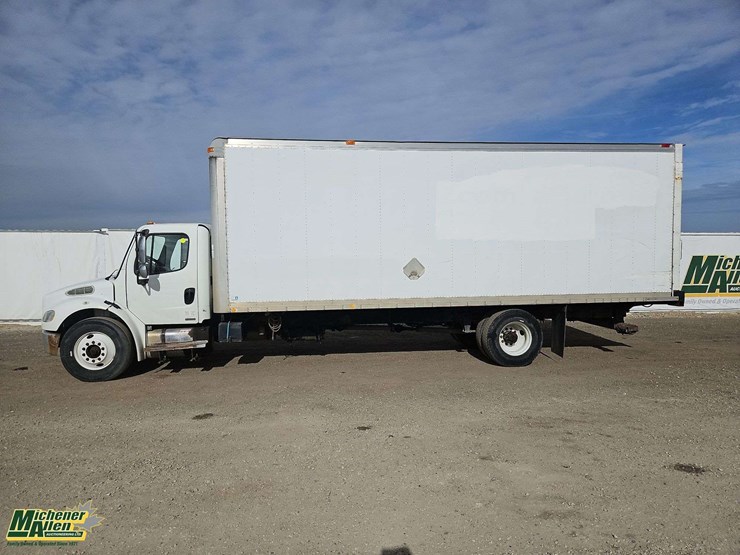 2005-freightliner-m2-106-image-8