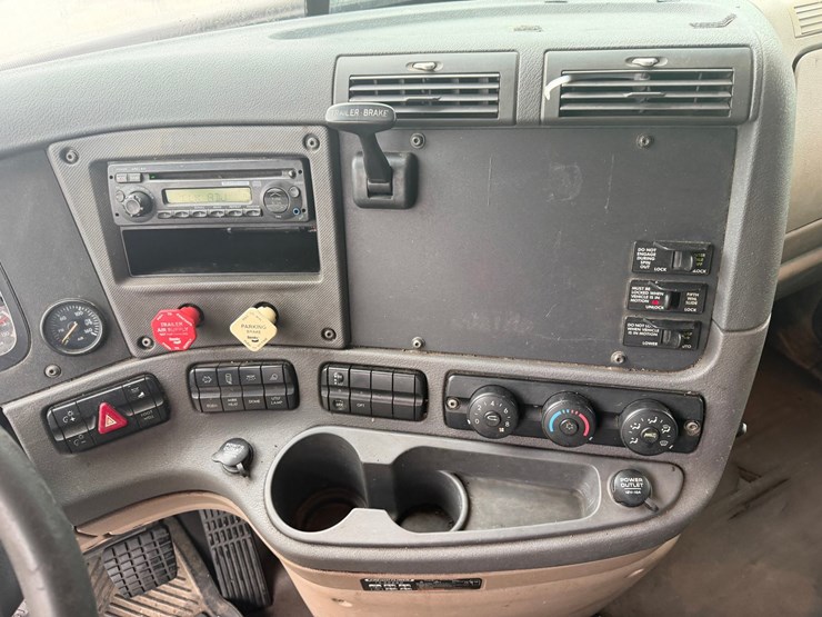 #1659-•-2012-freightliner-cascadia-sleeper-cab-truck-tractor-image-46