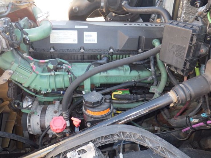 2018-volvo-vnl780-image-26