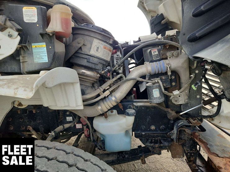 2016-freightliner-m2-106-image-39