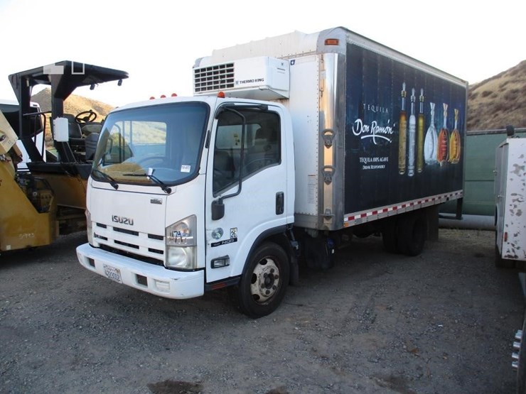 2016-isuzu-nqr-image-1
