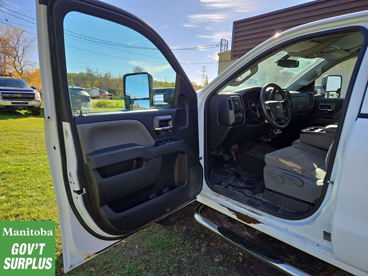 2015-chevrolet-3500-image-14
