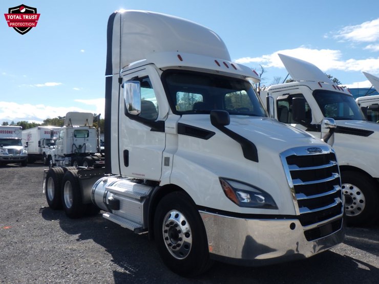 2021-freightliner-cascadia-126-image-3
