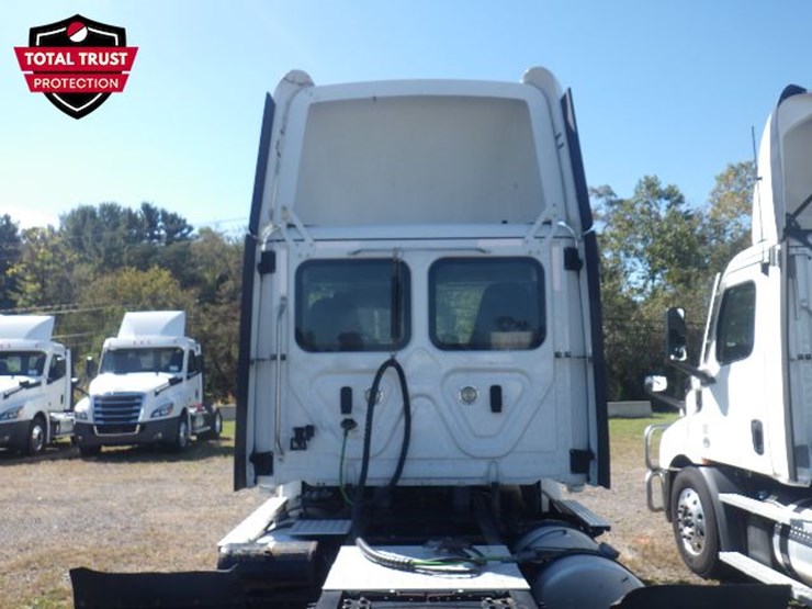 2021-freightliner-cascadia-126-image-12