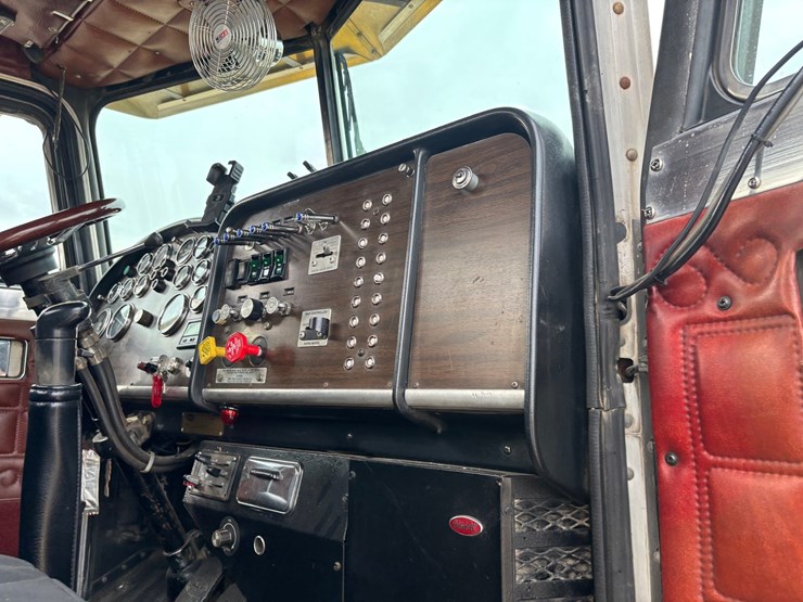 1982-peterbilt-359-image-57