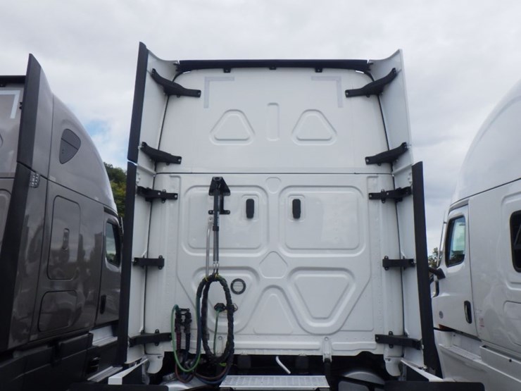 2023-freightliner-cascadia-126-image-12