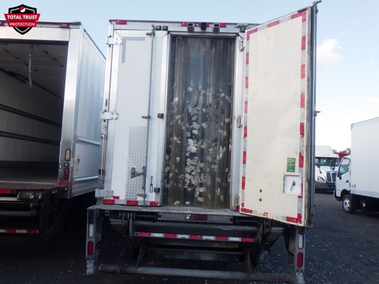 2020-freightliner-m2-106-image-6