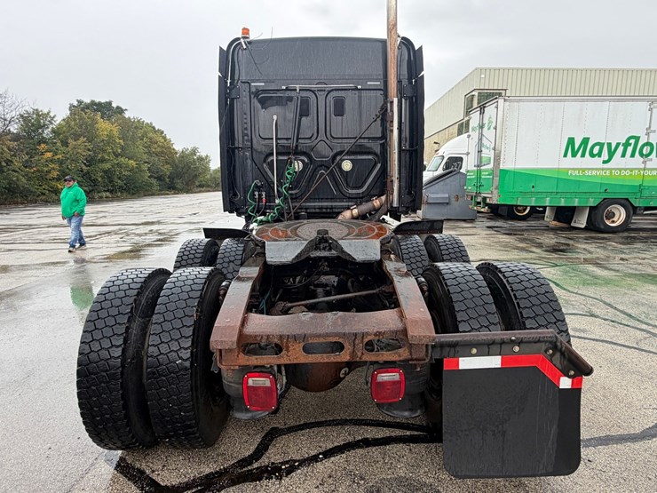 #1659-•-2012-freightliner-cascadia-sleeper-cab-truck-tractor-image-4
