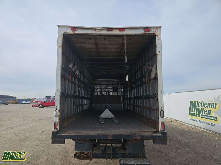 2005-freightliner-m2-106-image-14