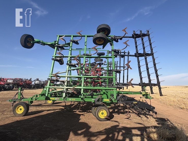 2023-john-deere-2430-image-3