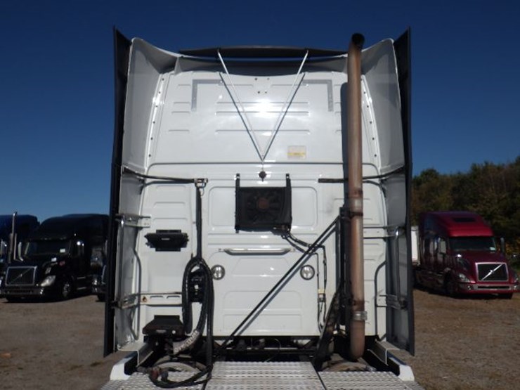 2018-volvo-vnl780-image-16