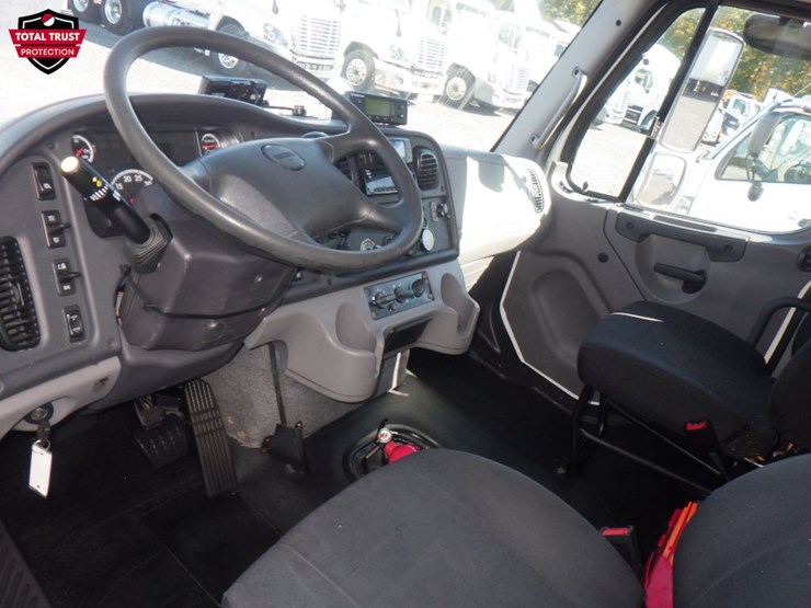 2020-freightliner-m2-106-image-11