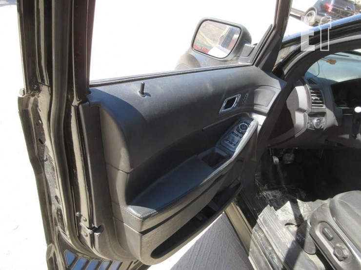 2015-ford-explorer-image-13