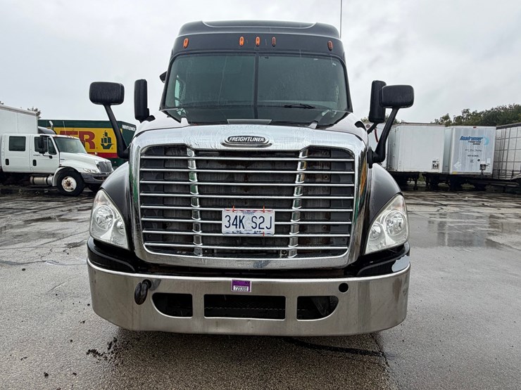 #1659-•-2012-freightliner-cascadia-sleeper-cab-truck-tractor-image-8