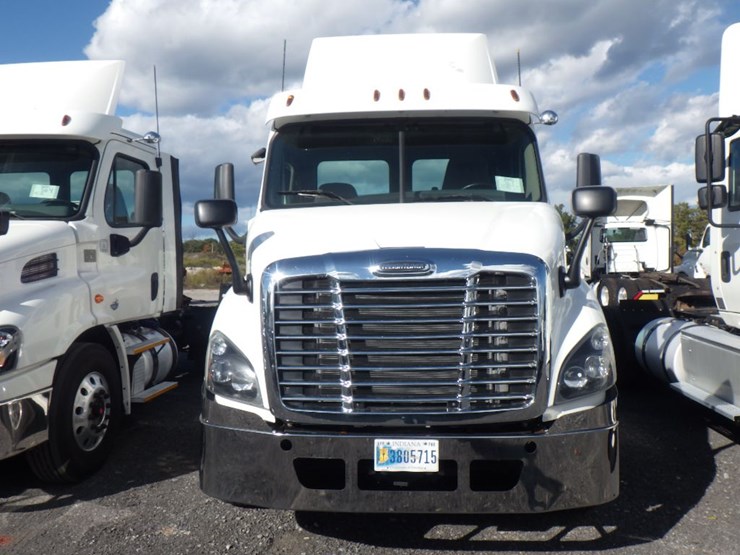 2017-freightliner-cascadia-113-image-2