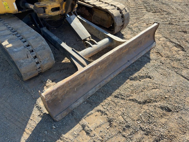 2014-caterpillar-305-image-16