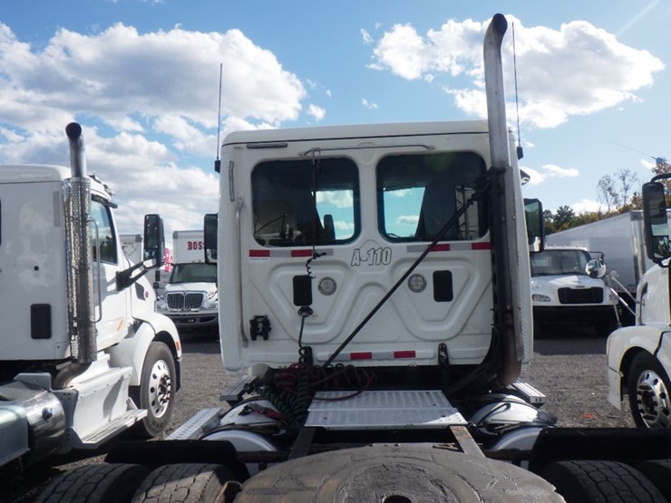 2015-freightliner-cascadia-113-image-10