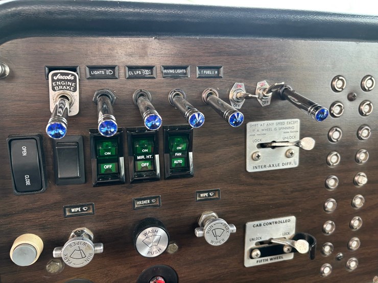 1982-peterbilt-359-image-66