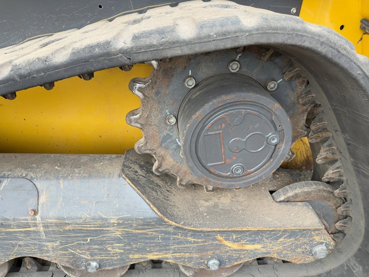2023-new-holland-c332-image-16