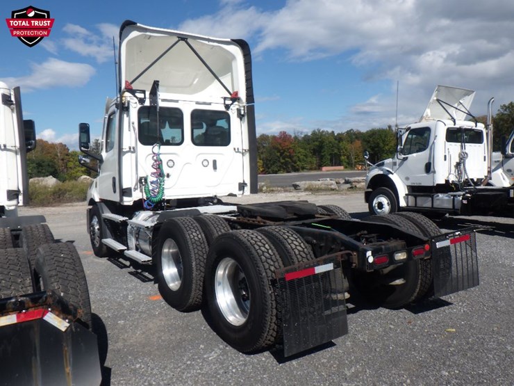 2021-freightliner-cascadia-126-image-12