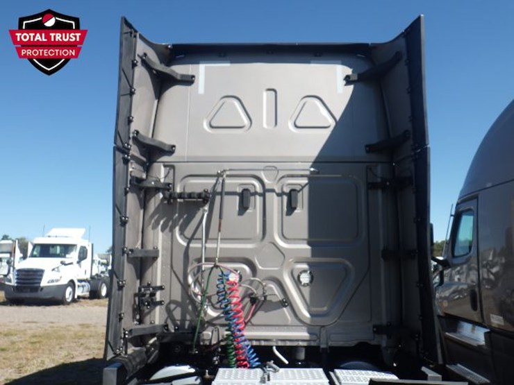 2024-freightliner-cascadia-126-image-12