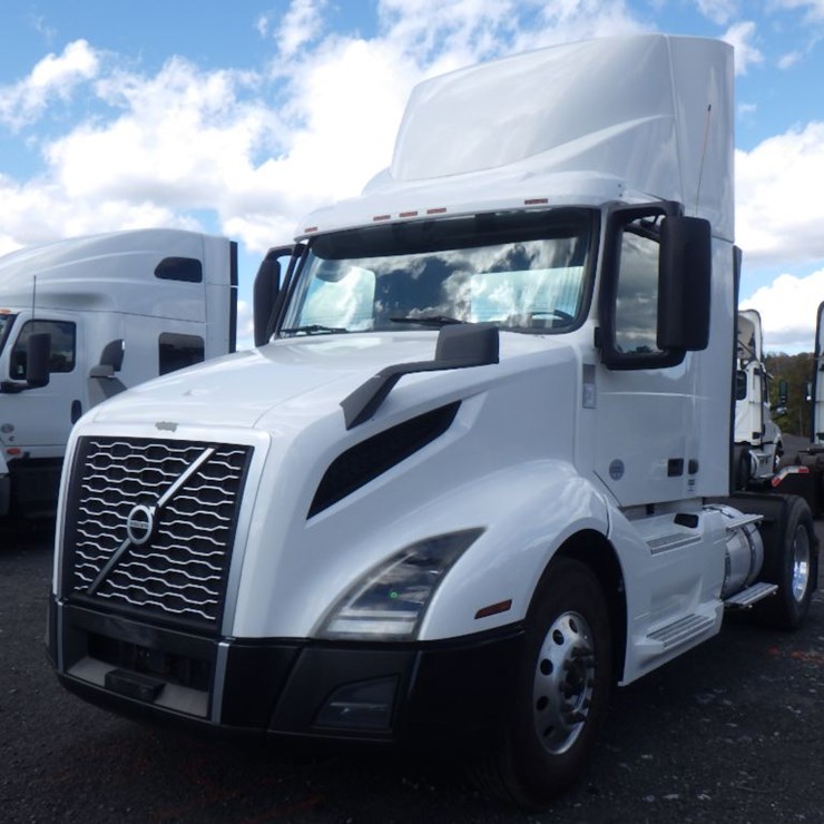 2019 VOLVO VNR300