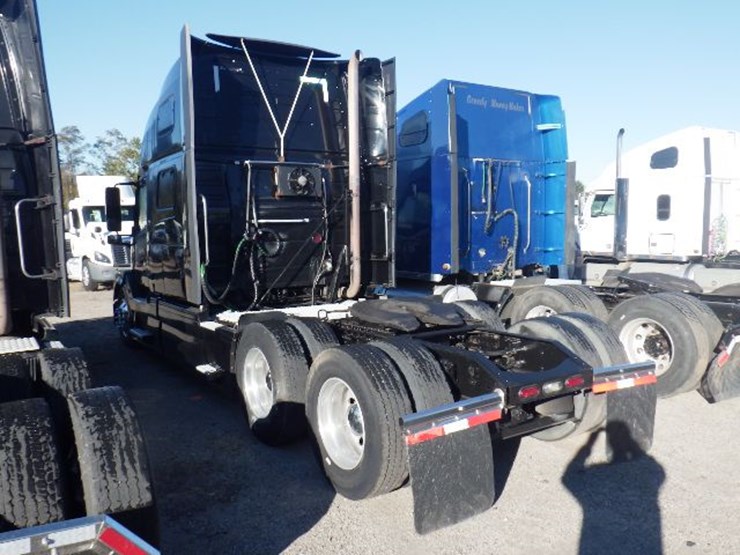 2016-volvo-vnl780-image-14